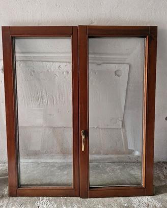 Finestre in legno con doppio vetro