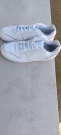 Sneakers Nike All-White con profili scuri