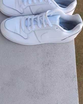 Sneakers Nike All-White con profili scuri