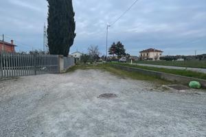 Piccolo spazio adiacente strada