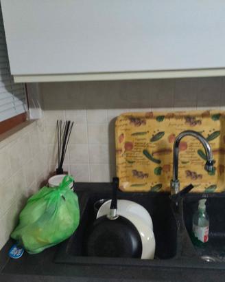 cucina bianca e top grigio 