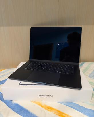 Macbook Air 15” M4 (16GB/256GB) mezzanotte