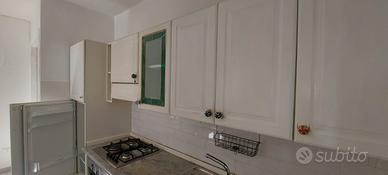 cucina con frigo fornello forno lavastoviglie 