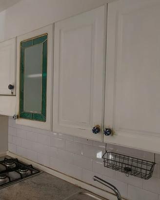 cucina con frigo fornello forno lavastoviglie 