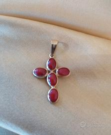 croce in oro giallo 18 kt con corallo 