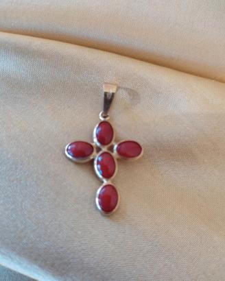 croce in oro giallo 18 kt con corallo 