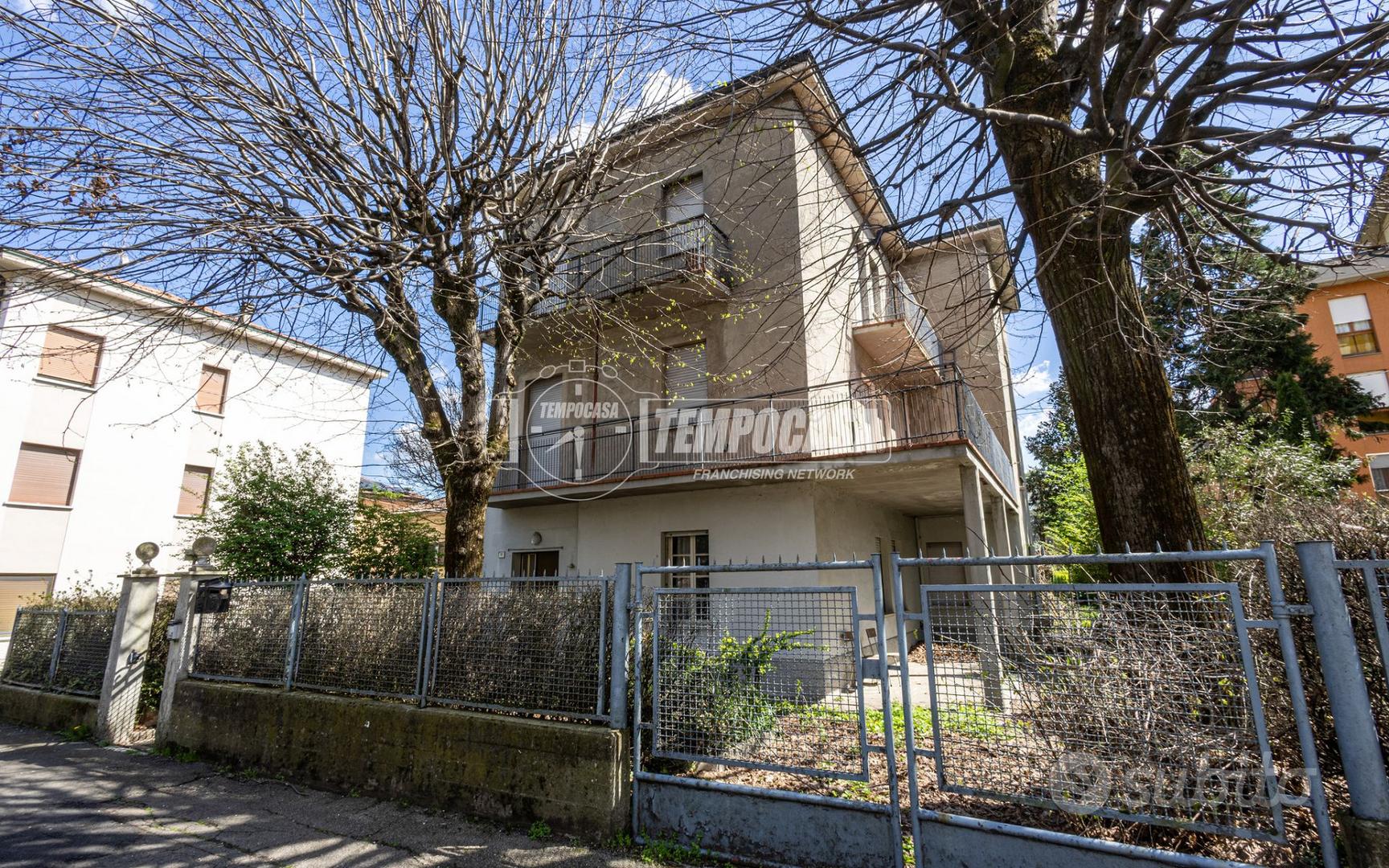 Casa Trifamiliare immersa nel verde e vicina ai se - Vista 2