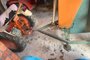 Sega a nastro con spaccalegna su ruote