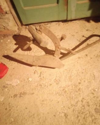 Aratro antico con solcatore