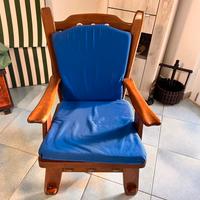 due poltrone in legno in stile rustico