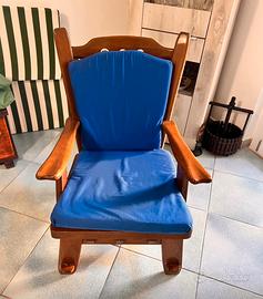 due poltrone in legno in stile rustico