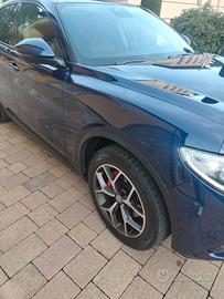 Stelvio Pinze rosse Q4 210 cv