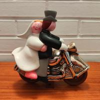 Scultura di Enzo Viviani “Sposi”.