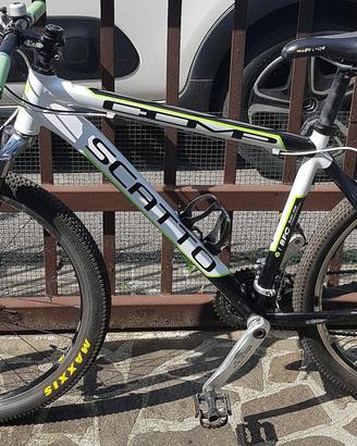 Mountain bike Scatto con componenti Shimano XT
