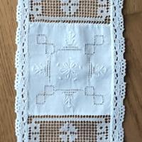 Centrino ricamato, in cotone bianco