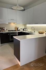 Cucina ad angolo con penisola