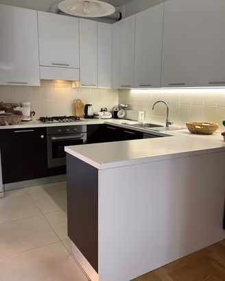 Cucina ad angolo con penisola