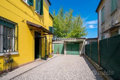 PORZIONE DI BIFAMIGLIARE CON POSTO AUTO