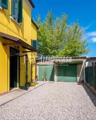 PORZIONE DI BIFAMIGLIARE CON POSTO AUTO