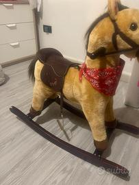 Cavallo a dondolo nitrisce e muove la bocca NUOVO