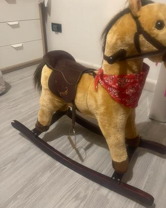 Cavallo a dondolo nitrisce e muove la bocca NUOVO