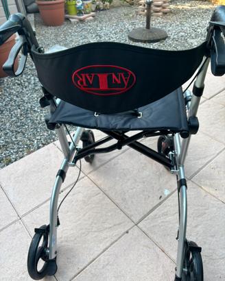 Deambulatore camminatore pieghevole con seduta