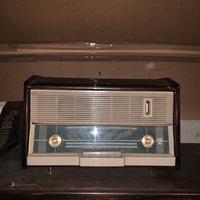 Radio d’epoca con giradischi