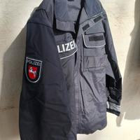 collezione di cappelli, distintivi, alcune giacche