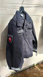 collezione di cappelli, distintivi, alcune giacche