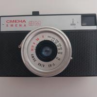 Macchina fotografica sovietica vintage SMENA 8M