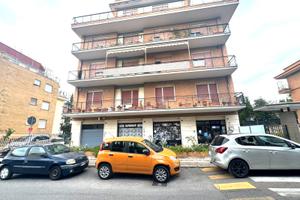 Bravetta - locale commerciale con tre vetrine