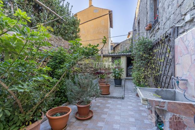 APPARTAMENTO CON GIARDINO PAVIMENTATO AL CENTRO ST