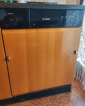 Lavastoviglie semi incasso BOSCH Silence Plus.