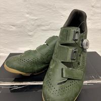 Scarpe da gravel Shimano RX8 e Casco Abus Viantor