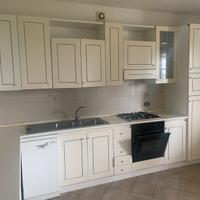 Cucina ad angolo completa di elettrodomestici