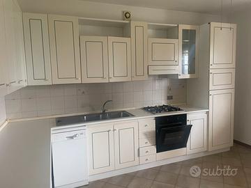 Cucina ad angolo completa di elettrodomestici