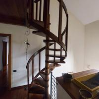 Scala a chiocciola in legno.