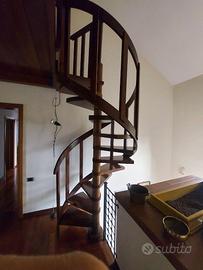 Scala a chiocciola in legno.