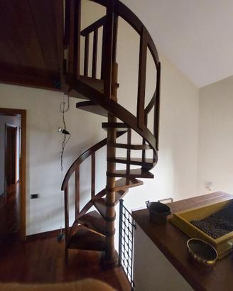 Scala a chiocciola in legno.