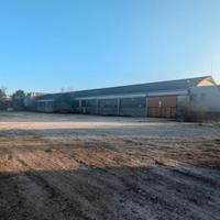 Capannone con ampio scoperto