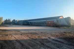 Capannone con ampio scoperto