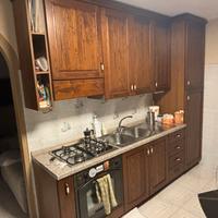 Cucina lineare in castagno