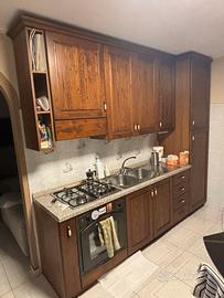 Cucina lineare in castagno