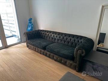 Divano Chesterfield  nero
