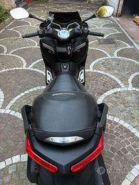 Yamaha X-Max250 Momodesign ben tenuto