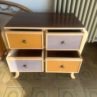 Cassettiera con cassette in pelle colorati