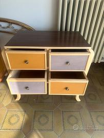 Cassettiera con cassette in pelle colorati