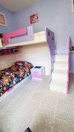 Cameretta angolare per bambini.