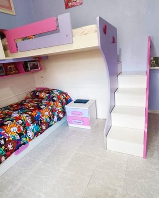 Cameretta angolare per bambini.