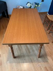 Tavolo allungabile e 4 sedie